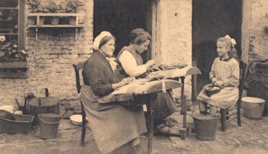 victorian-fashion-bobbinlacemaker-girl