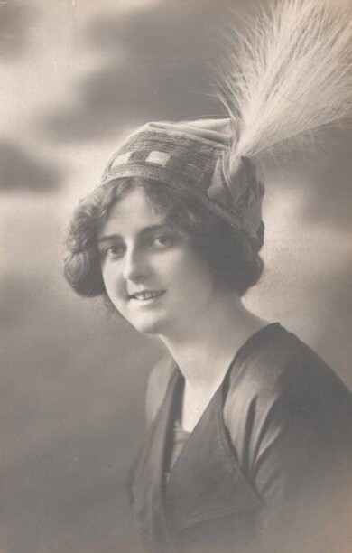 victorian-fashion-1915featherhat