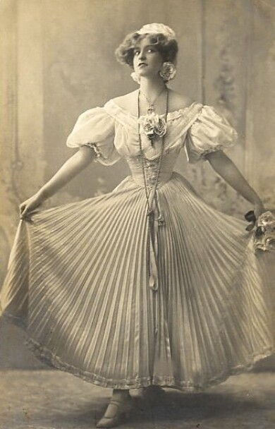 victorian-fashion-1905pleateddress