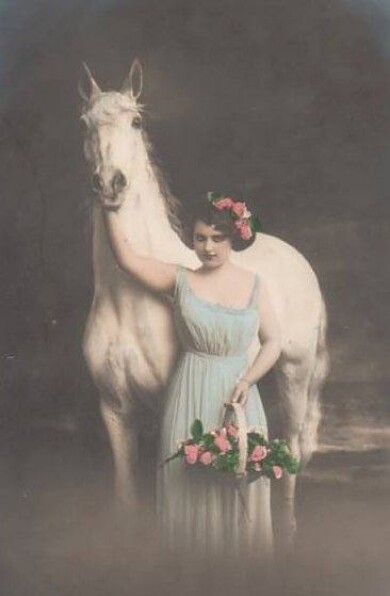 victorian-fashion-1910horse-basket