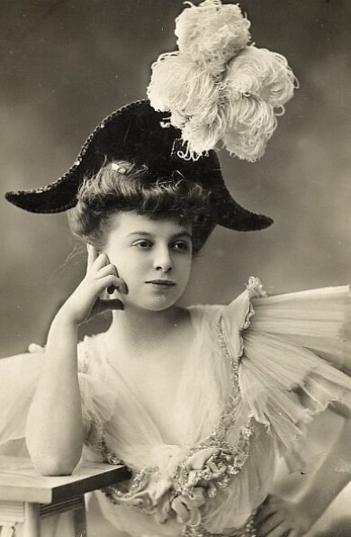 victorian-fashion-1905pointyhat