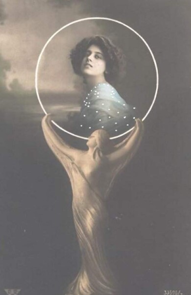 victorian-fashion-1900s-statue-globe