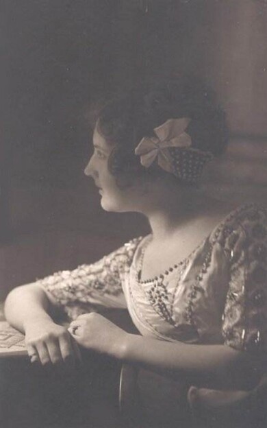 victorian-fashion-1911in-the-dark