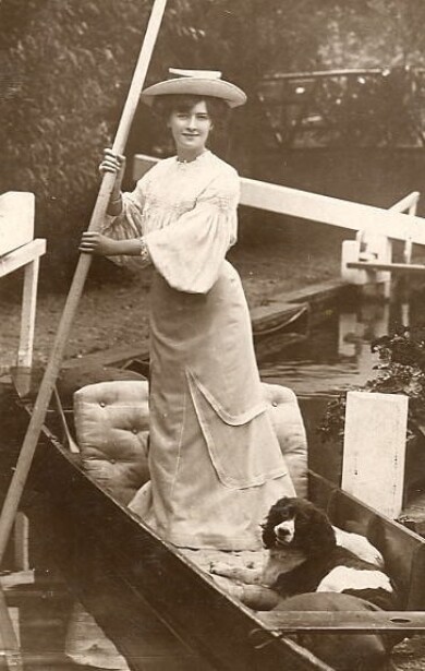 victorian-fashion-1907boat-dog-lady
