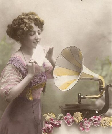 victorian-fashion-1911gramaphone