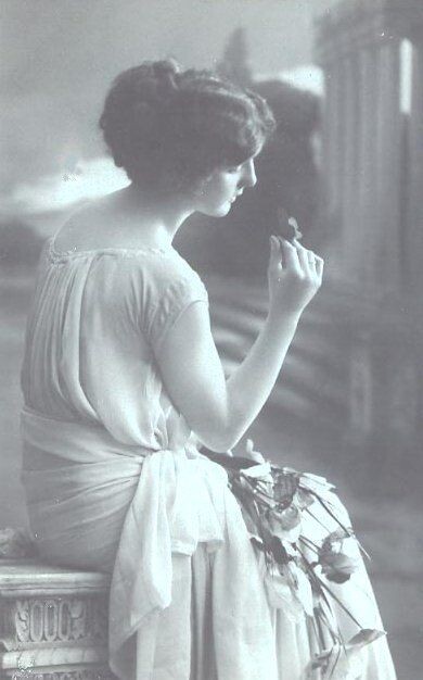 victorian-fashion-1914lady-bw