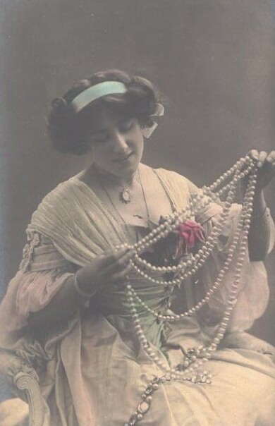 victorian-fashion-lady-lots-ofbeads