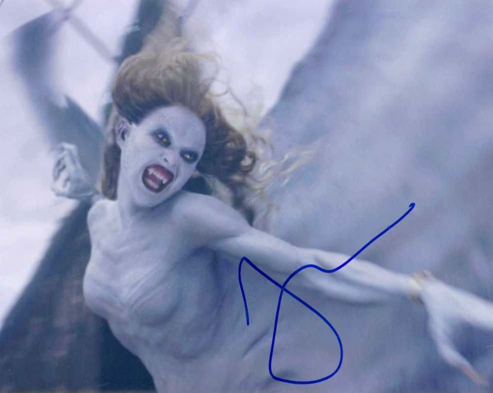JOSIE-MARAN-V3-VAN-HELSING-Autograph