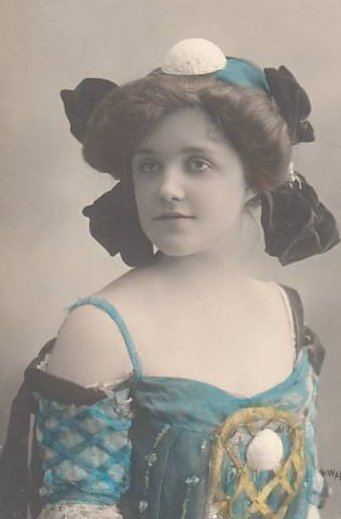 victorian-fashion-1900star-theather