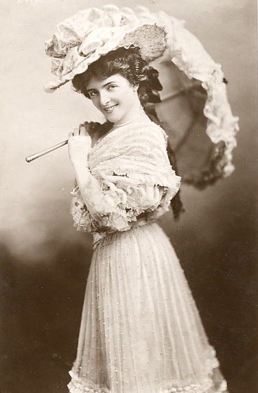 victorian-fashion-1905ruffleparasol