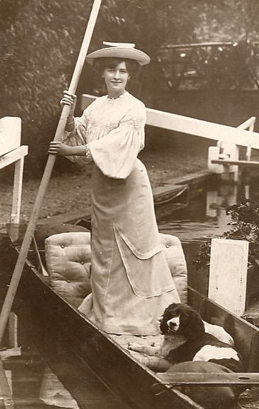 victorian-fashion-1907boat-dog-lady