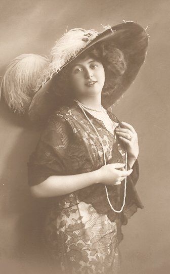 victorian-fashion-1910-pearls-hat