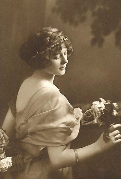 victorian-fashion-1911-b-w-lady