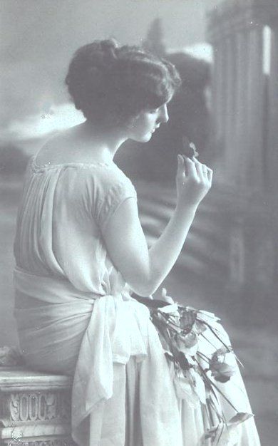 victorian-fashion-1914lady-bw