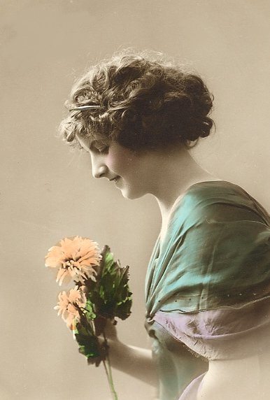 victorian-fashion-1915fist-flowers