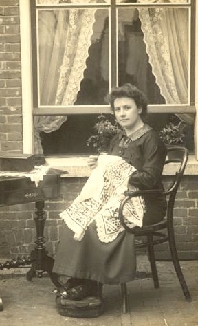 victorian-fashion-embroidrey